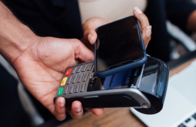 Apple Pay vai Google Wallet - kumpi on parempi mobiililompakko?