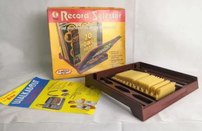 Paluu 70-luvulle: K-Tel Record Selector mullistaa LP-levyjen säilytyksen!