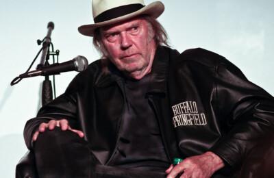 Neil Young palauttaa musiikkinsa Spotifyhin kritiikistä huolimatta