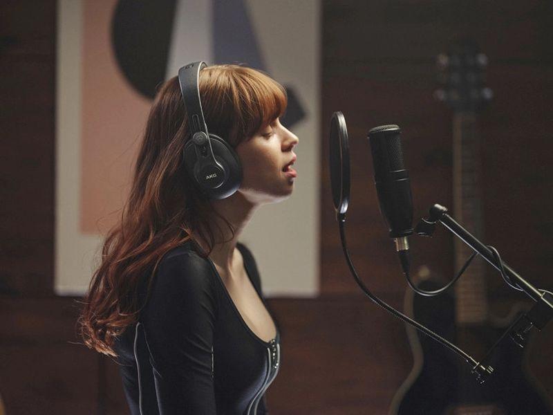 AKG ha presentato due cuffie da studio con padiglioni auricolari girevoli a 90 gradi