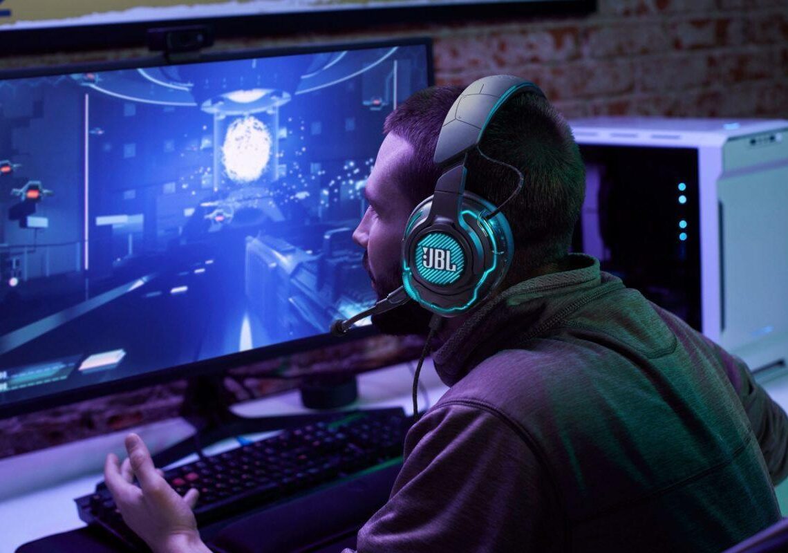 Testissä JBL Quantum One -pelikuulokkeet: Kaikkea kaikille
