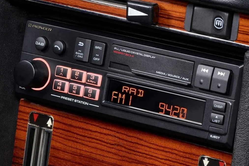 Auton radiokasettisoitin