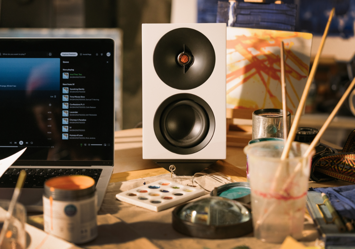 Cambridge Audio L/R S tuo aktiivikaiuttimet työpöydälle ja pieniin tiloihin