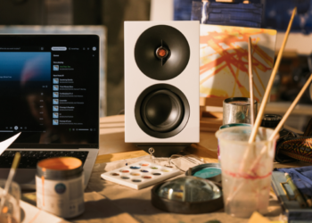 Cambridge Audio L/R S tuo aktiivikaiuttimet työpöydälle ja pieniin tiloihin