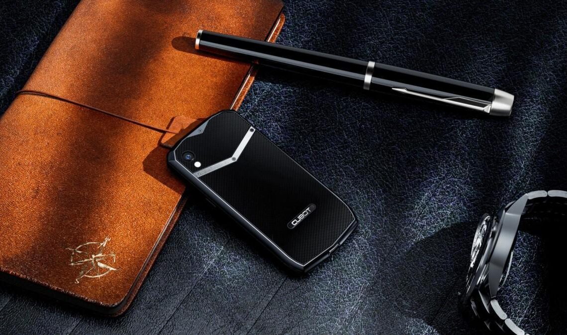 Uno smartphone tascabile di piccole dimensioni