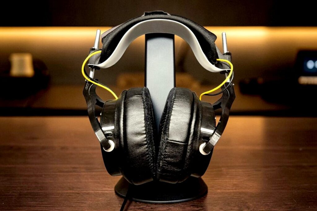 DIY Headphones Vilma Audio telineessa