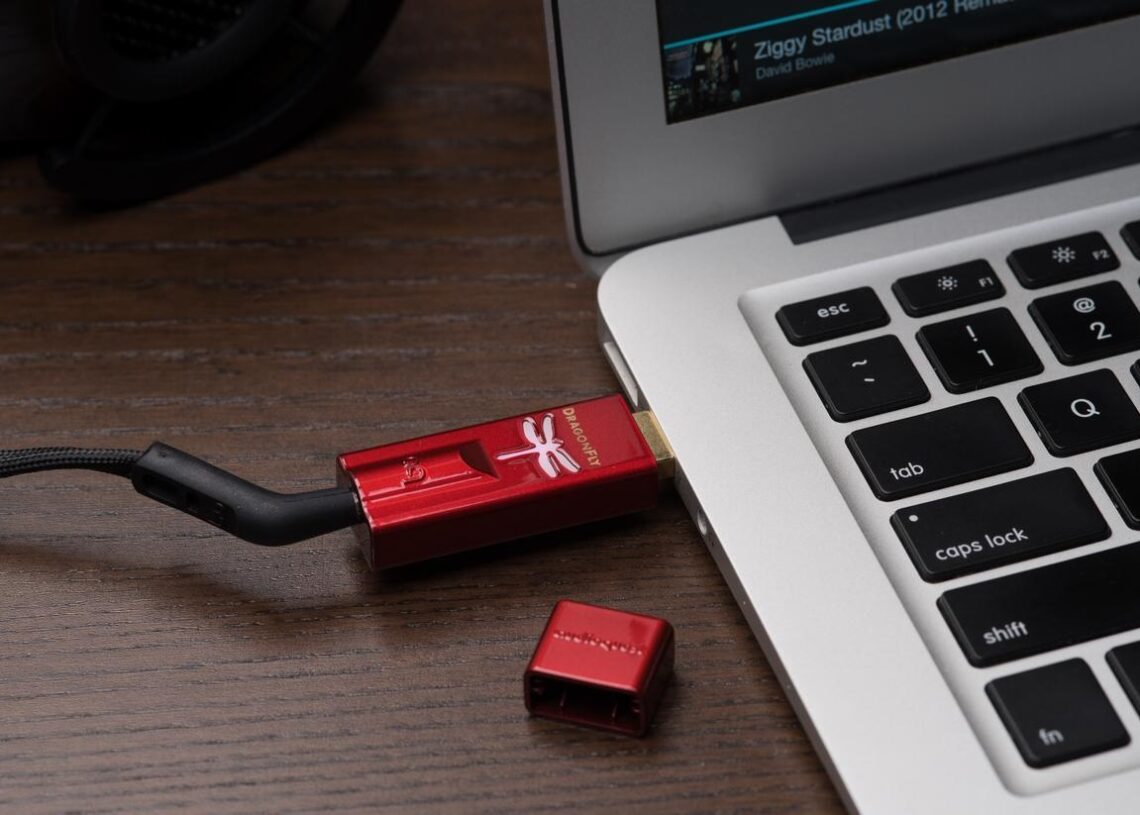 In termini di qualità del suono: convertitore DA USB e amplificatore per cuffie Audioquest DragonFly Red.