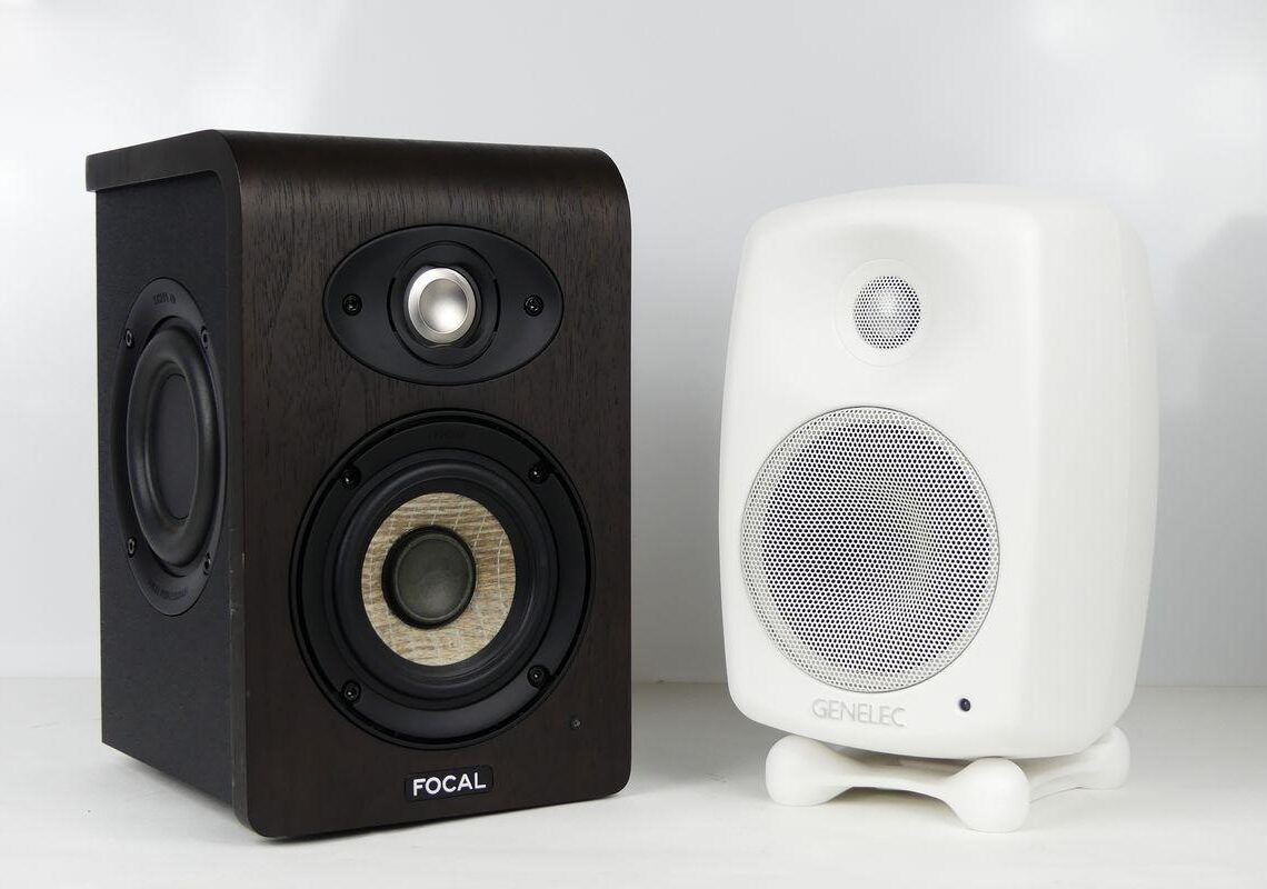 Abbiamo testato i diffusori Genelec G Two B e il preamplificatore ProCaster PRE-01, testando anche un'alternativa al Genelec
