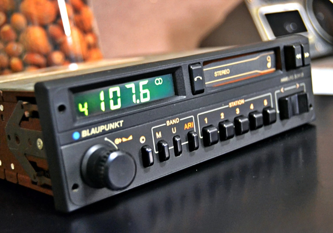 Le radio classiche sono tornate: Blaupunkt riporta il retrò nelle auto.