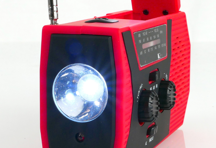 Sperimentando con radio a manovella che generano luce e potenza azionando una manovella 2