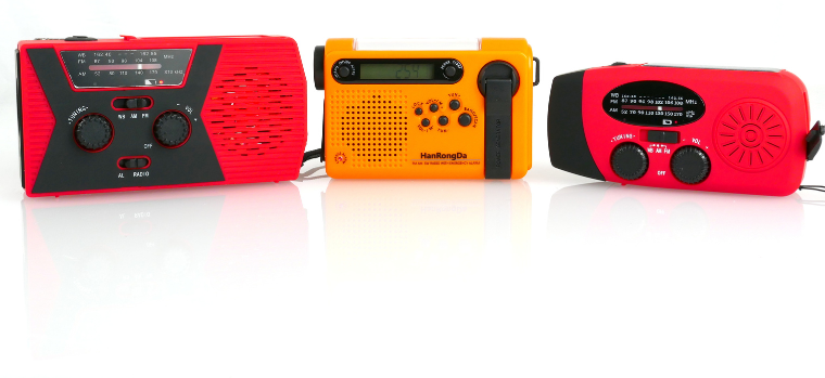 Sperimentando con radio a manovella che generano luce e potenza azionando una manovella 5