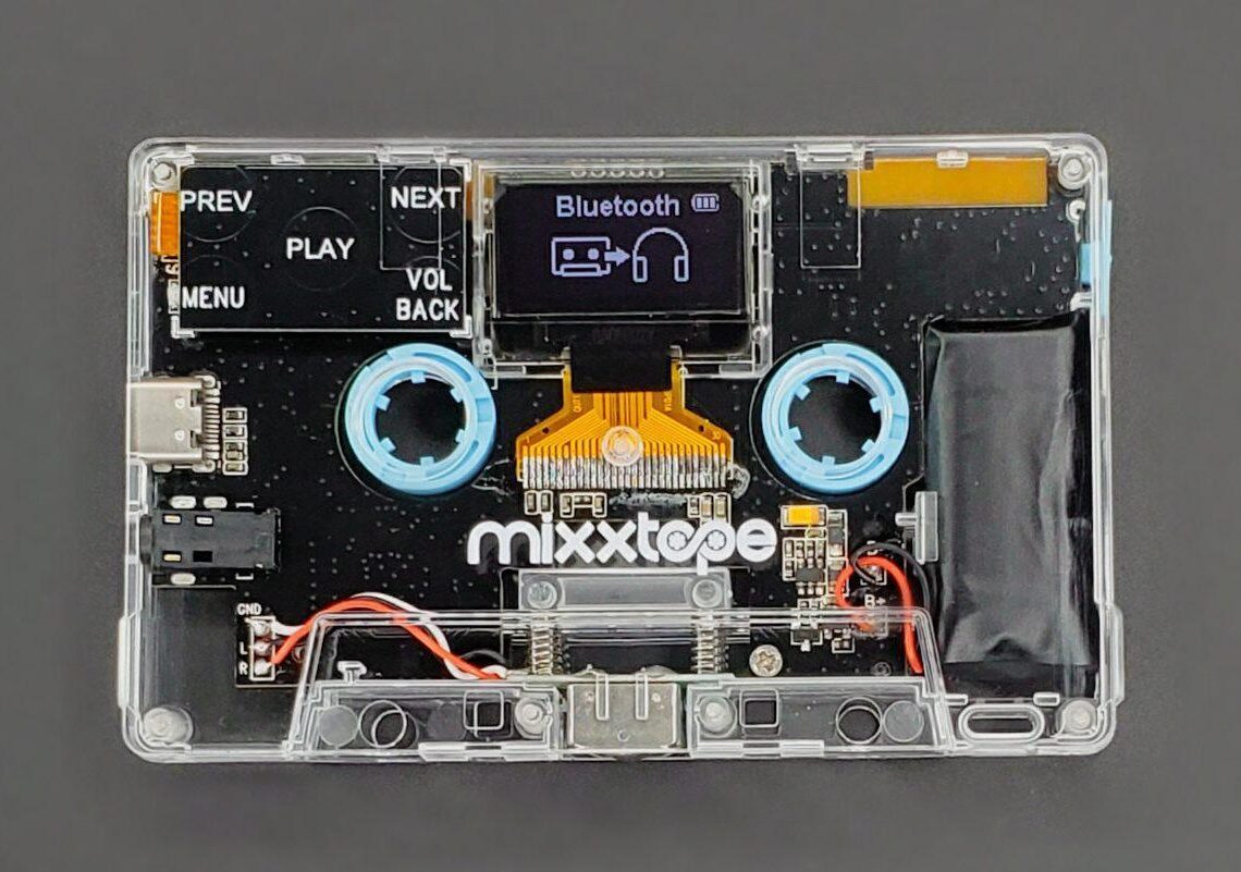 MIXXTAPE è un lettore di musica digitale a forma di cassetta C, che può essere utilizzato anche come una vera e propria cassetta!