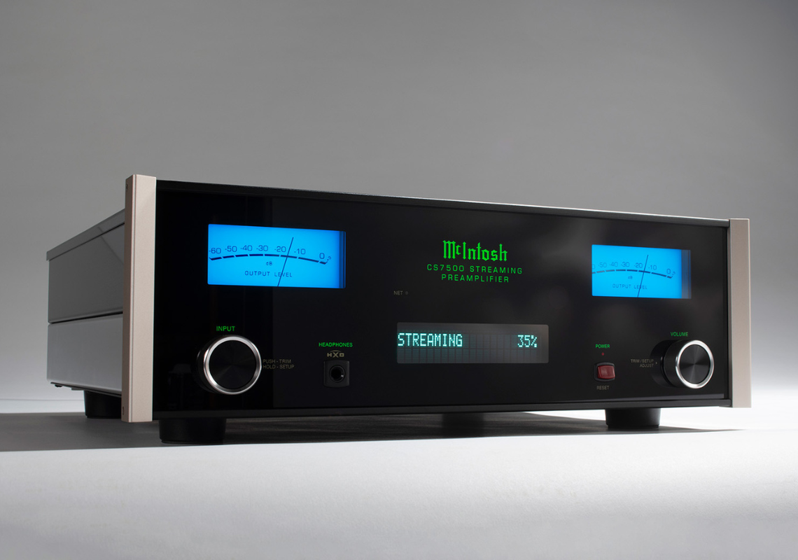 McIntosh CS7500 AC kokoaa suoratoiston, levysoittimen ja television samaan high-end-esivahvistimeen