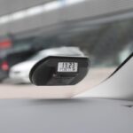 NEEDIT Park Lite black auton sisaltapain ikkunassa Med Res web