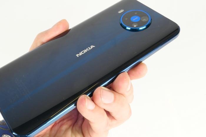Nokia 8 3 5G kadessa takaa