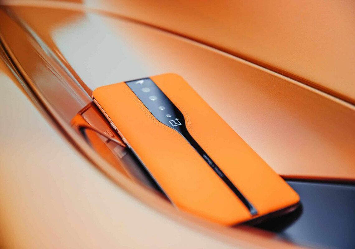 OnePlus ha presentato un concept phone unico: le fotocamere scompaiono dalla vista grazie al vetro elettrocromico.