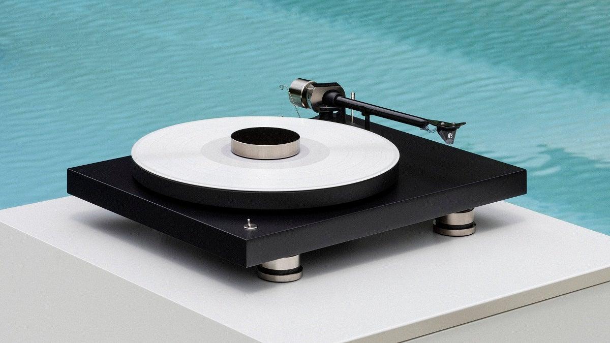 Pro-Ject juhlistaa kolmekymppisiään Debut Pro -levysoittimella