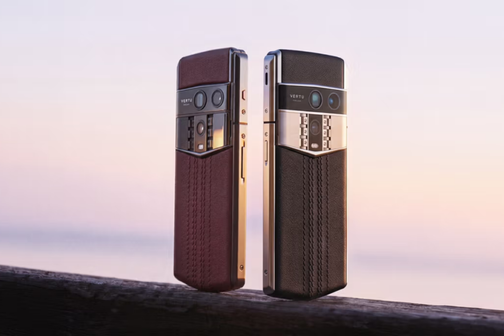 Vertu palasi taittuvanayttoisiin luksuspuhelimiin – AlphaFold maksaa alkaen 6 880 dollaria 3