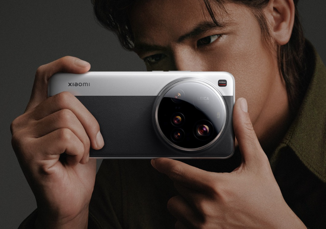 Xiaomi presenta il nuovo smartphone di fascia alta 15 Ultra con quattro fotocamere avanzate e tecnologia all'avanguardia.