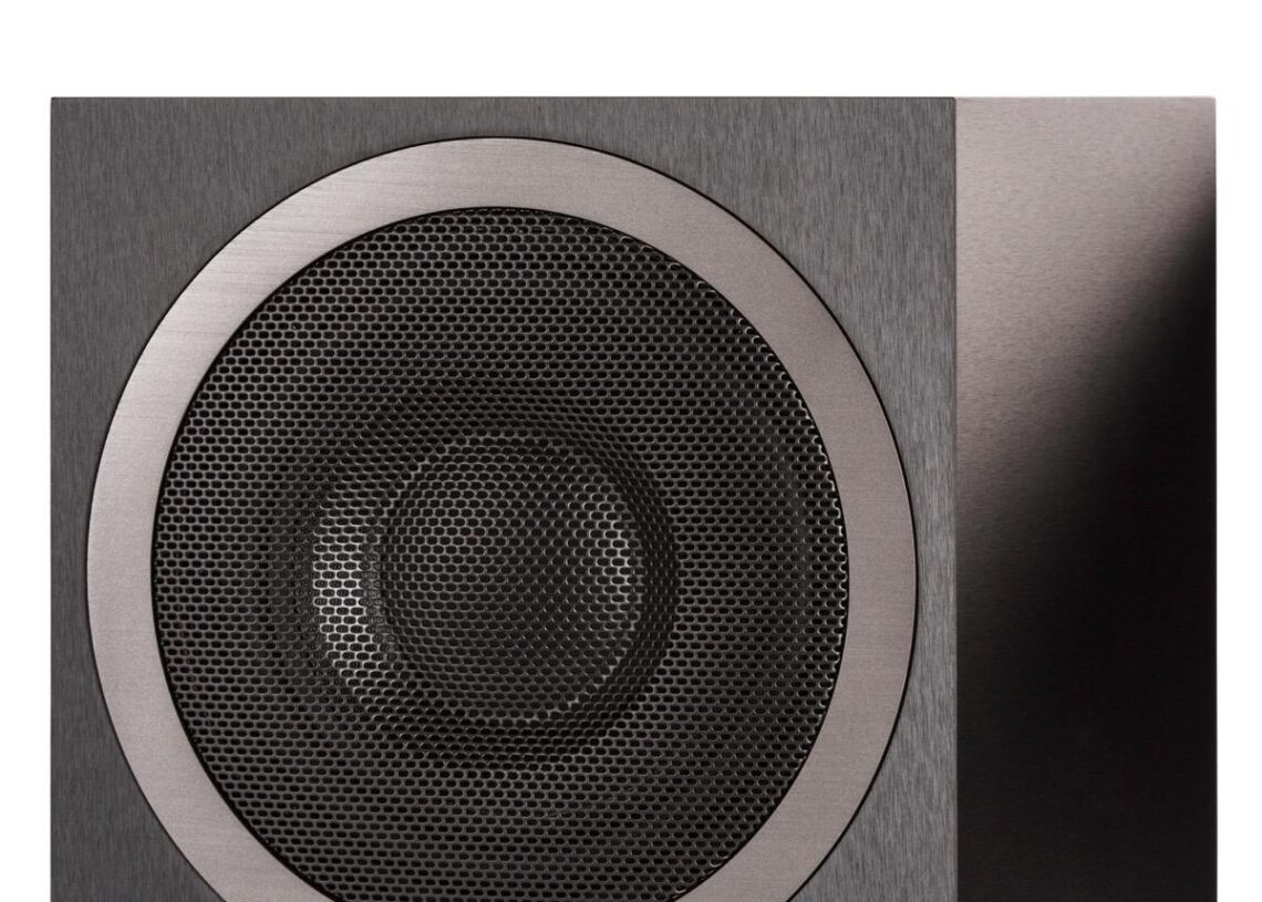 Il subwoofer Elac offre un controllo intelligente dei bassi.