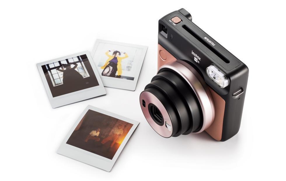 Fujifilmiltä täysin analoginen Instax Square SQ6 -pikakamera
