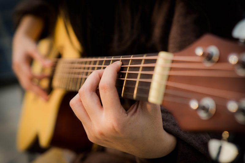 Chord Assistant -kitara opastaa näkö- ja kuulorajoitteisia sointujen soittamisessa