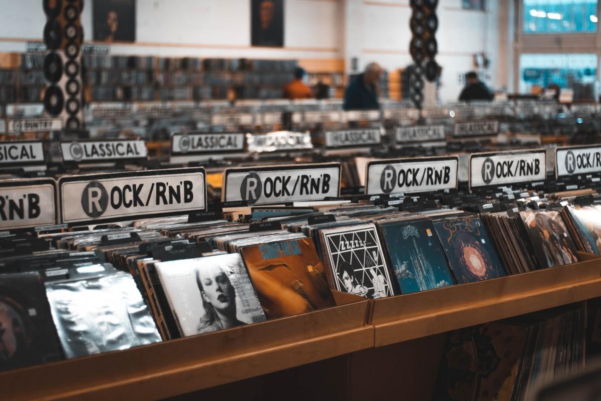 Vinyyli nousi Yhdysvalloissa ohi CD:n – fyysisten levyjen myynti silti laskussa